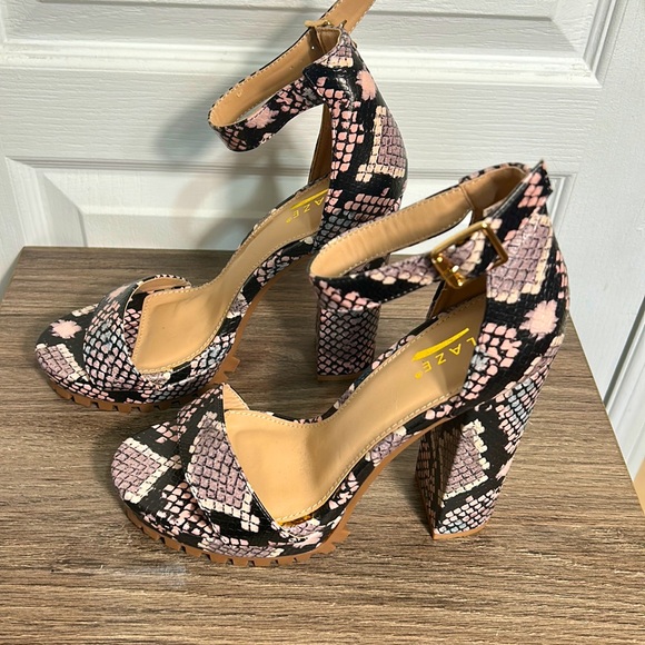 GLAZE CHUNKY HEELS PLATFORM SNAKE SKIN PRINT PINK AND BLACK ANKLE STRAPS SIZ 7.5 - Picture 1 of 7